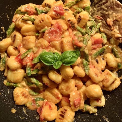 Knuspriges Landbrot im gusseisernen Topf (Dutch Oven) gebacken – mit rustikaler Kruste und saftiger Krume